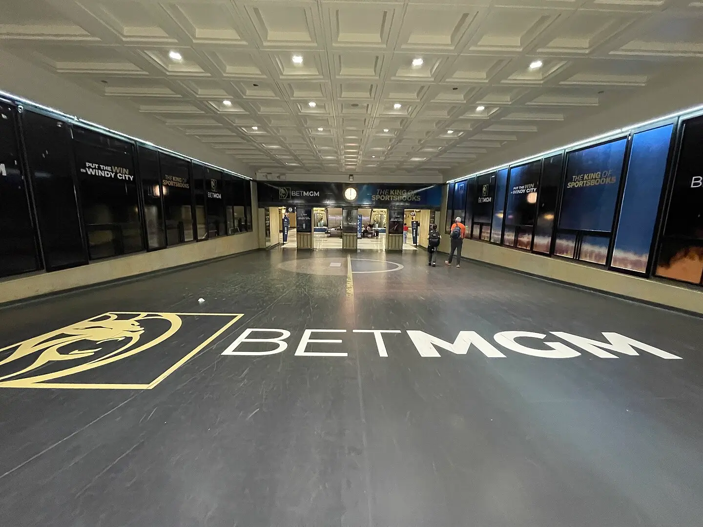 Bet_MGM_advertisement_at_Chicago_Union_Station